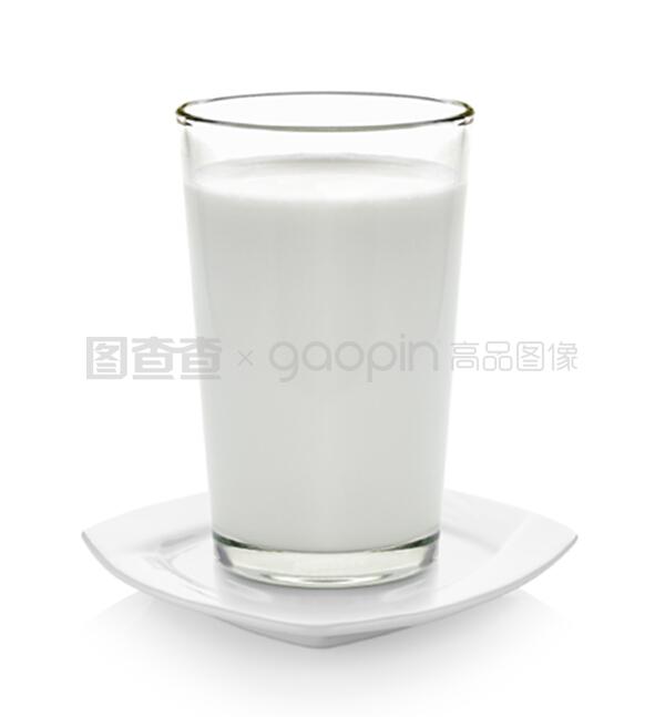 白底玻璃杯里的新鲜牛奶